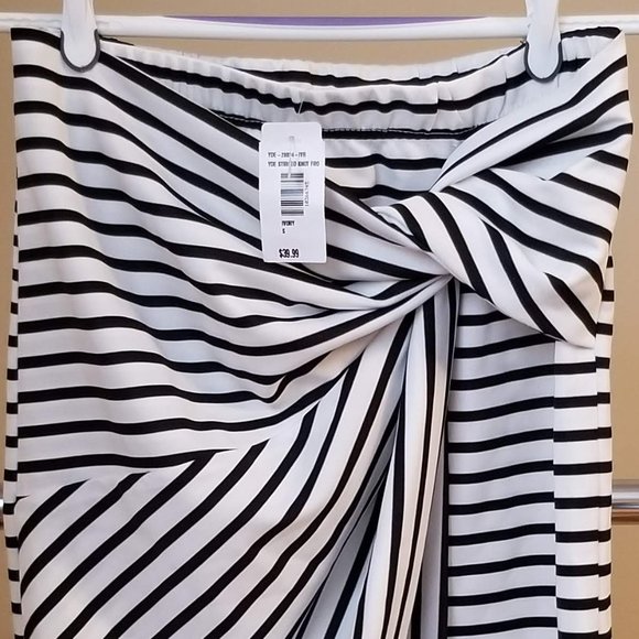 NWT. Striped wrap mini skirt - Picture 3 of 4